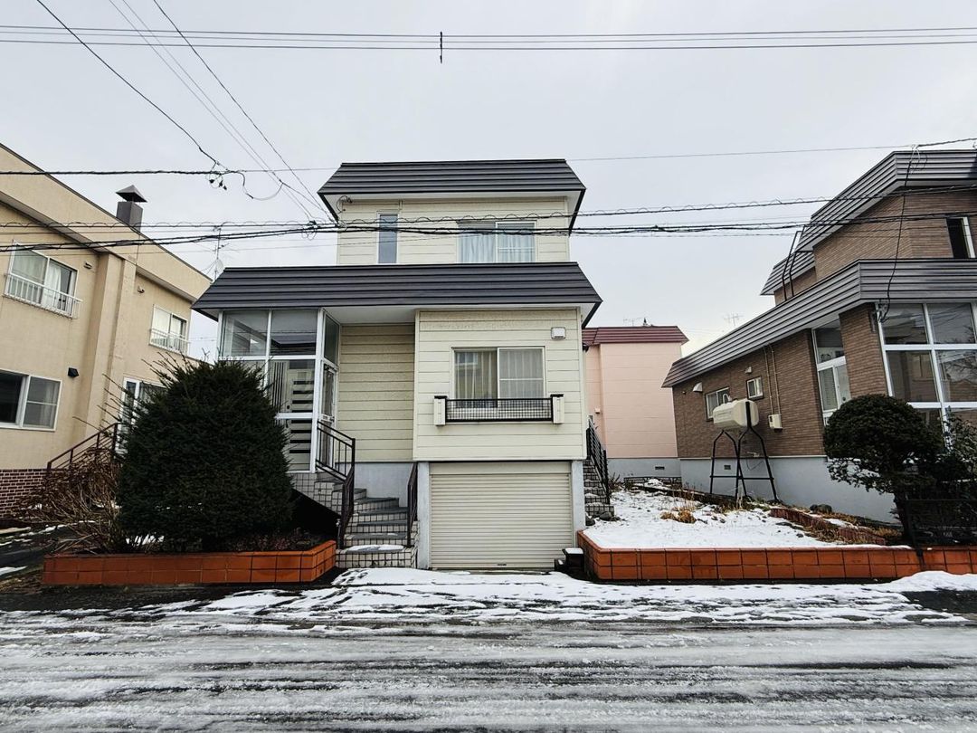 4LDK Detached House for Sale in Quiet Sapporo Neighborhood - Image 1
