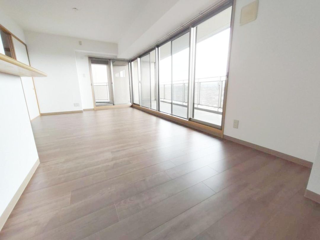 Renovated 4LDK Apartment in Hirakata with Riverside Views - Thumbnail 4