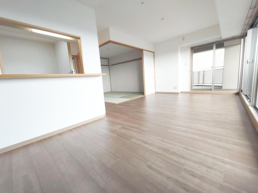 Renovated 4LDK Apartment in Hirakata with Riverside Views - Thumbnail 3
