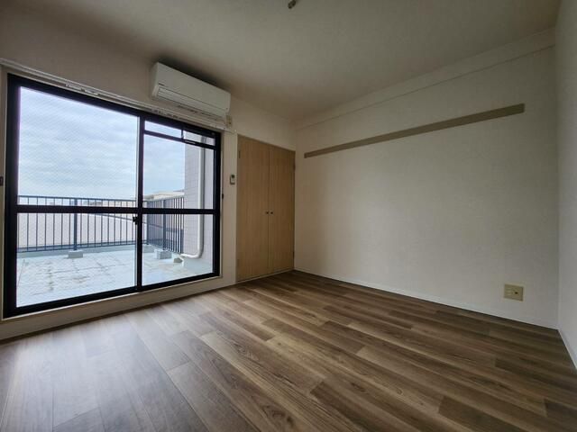 1K Apartment for Rent in Toyonaka, Osaka with Spacious Balcony - Thumbnail 3