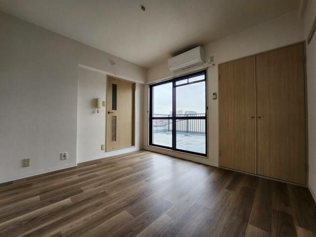 1K Apartment for Rent in Toyonaka, Osaka with Spacious Balcony - Thumbnail 4