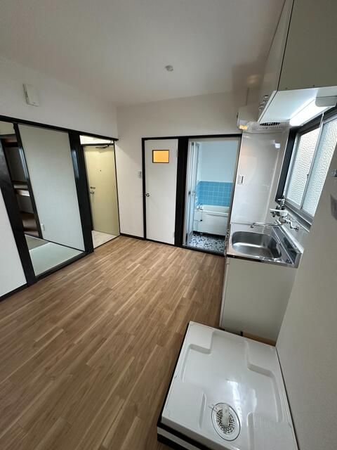 Renovated 1DK Apartment for Rent in Higashiosaka, Osaka - 4 min to Aramoto Stn - Thumbnail 4