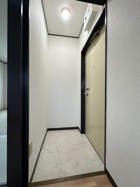 Renovated 1DK Apartment for Rent in Higashiosaka, Osaka - 4 min to Aramoto Stn - Thumbnail 3