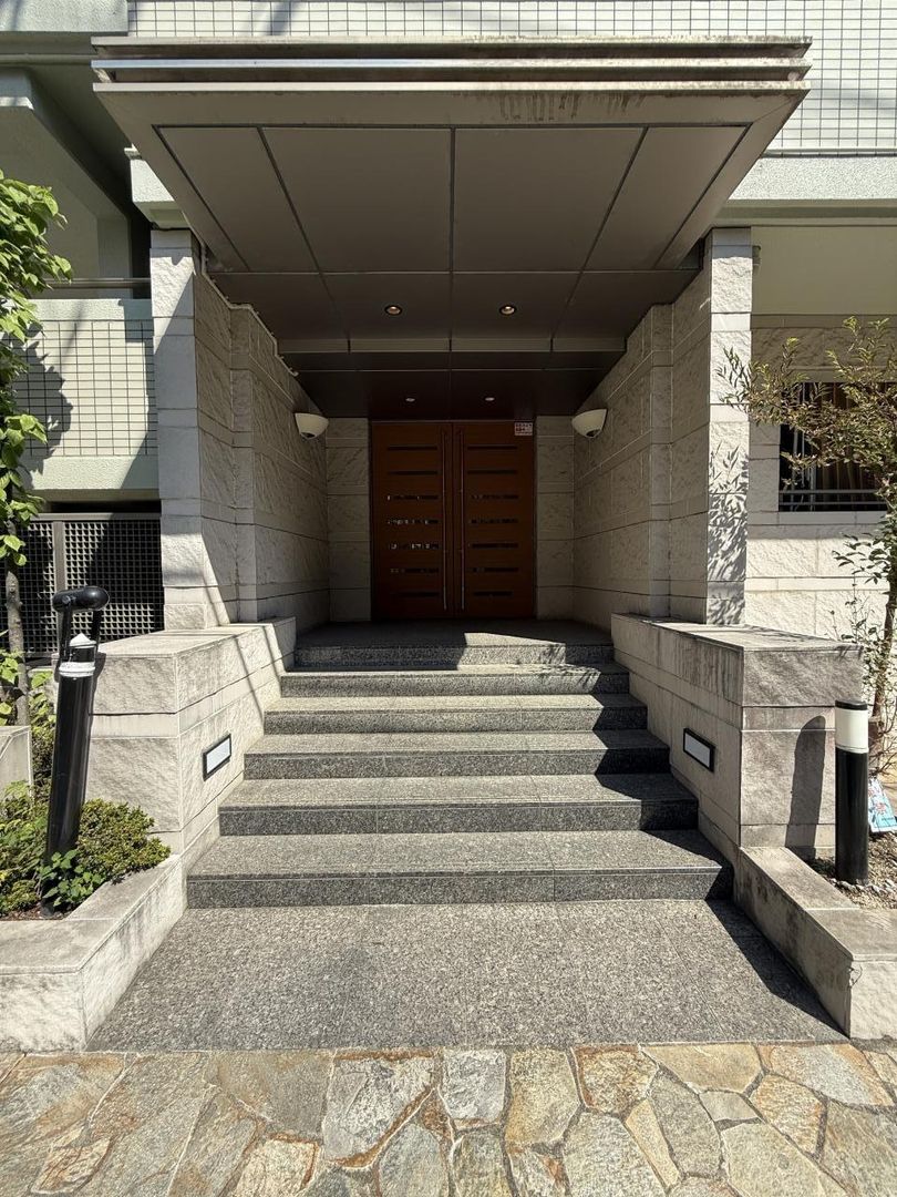 Renovated 1LDK Apartment for Sale in Shinjuku, Tokyo - Thumbnail 3