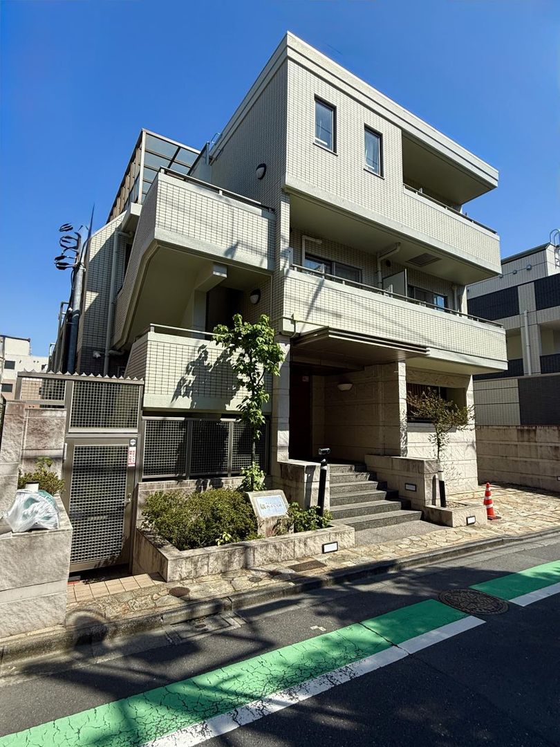 Renovated 1LDK Apartment for Sale in Shinjuku, Tokyo - Image 1