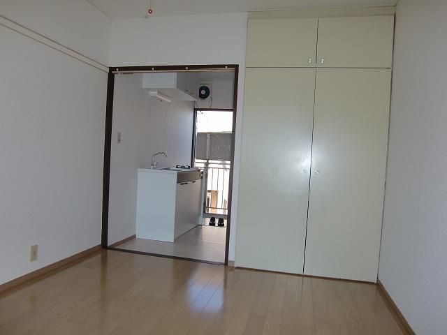 1K Apartment for Rent in Tsurugashima, Saitama - 20,000 Yen - Thumbnail 4