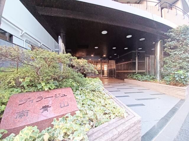 Renovated 2LDK Apartment in Minami-Aoyama, Tokyo | Pet & Office OK - Thumbnail 2