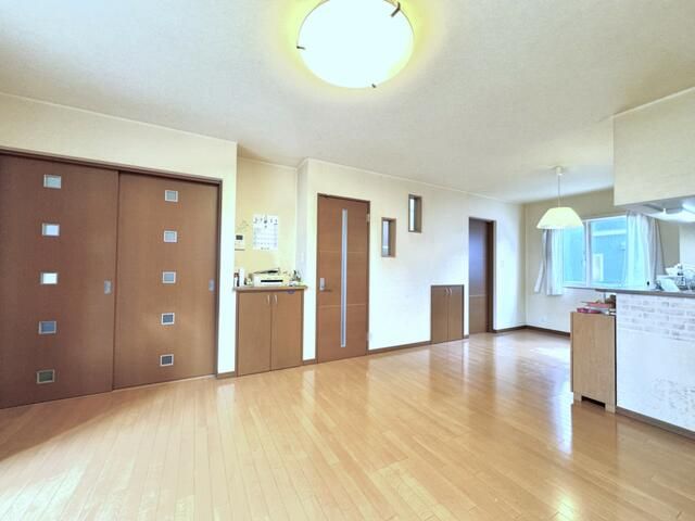 4LDK Family House in Quiet Sapporo Neighborhood with Large Plot - Thumbnail 3