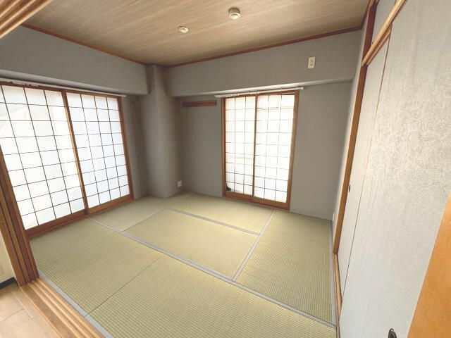 Renovated 3LDK Apartment Near Tsukamoto Station, Osaka - Thumbnail 4