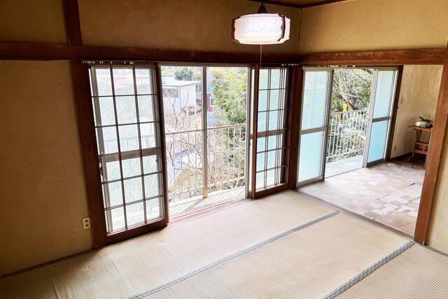 DIY Fixer-Upper House with Onsen in Ito, Shizuoka - Thumbnail 3