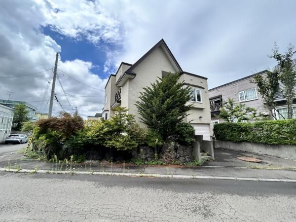 Renovated 4LDK House in Sapporo's Makomanai | Quiet Corner Lot - Thumbnail 2