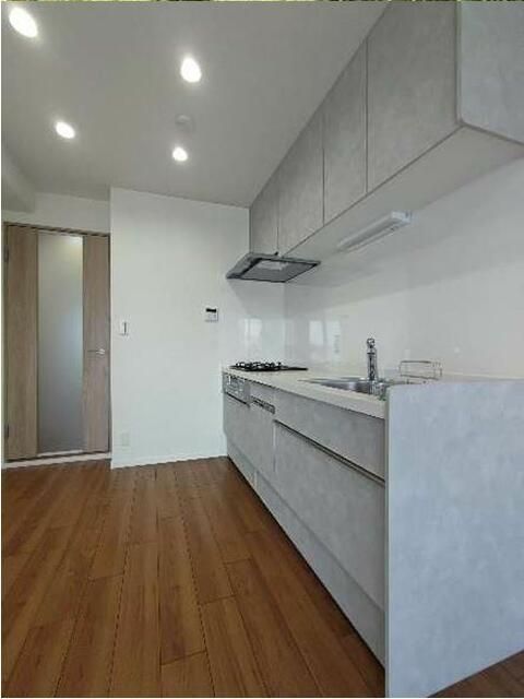 Renovated 2LDK Apartment for Sale in Minato Ward, Osaka - Thumbnail 3