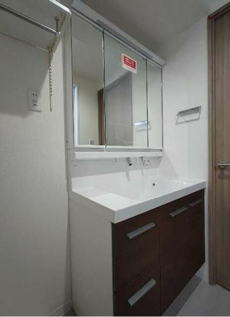 Renovated 2LDK Apartment for Sale in Minato Ward, Osaka - Thumbnail 4