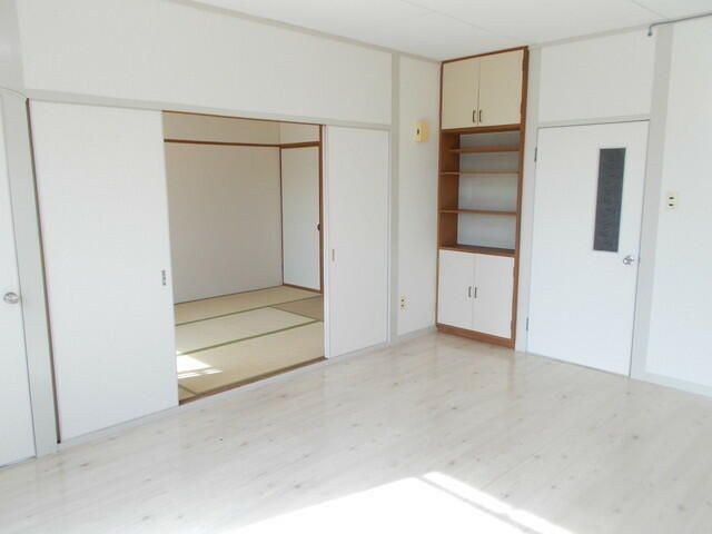 2LDK Apartment for Rent in Neyagawa, Osaka - 49.4 sqm - Thumbnail 4