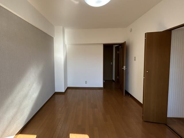2DK Apartment for Sale in Mitaka, Tokyo - 51 sqm, South-Facing - Thumbnail 4