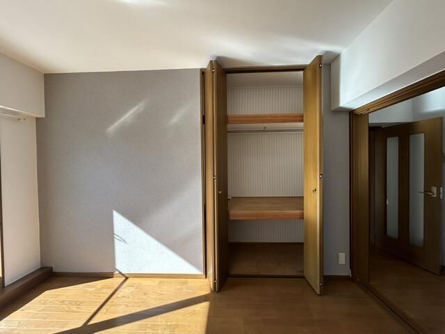 2DK Apartment for Sale in Mitaka, Tokyo - 51 sqm, South-Facing - Thumbnail 2