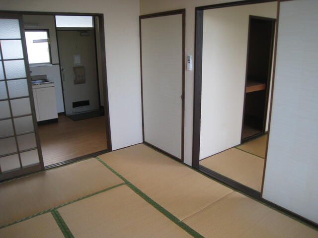 2DK Apartment for Rent in Sakai, Osaka - 38,000 Yen - Thumbnail 2