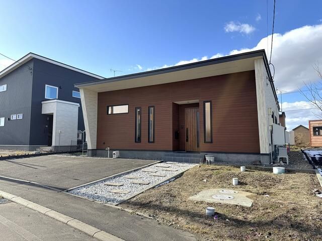 Modern 4LDK Single-Story House in Atsuma, Hokkaido - Image 1
