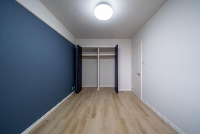 Renovated 2LDK Apartment with South View in Osaka Konohana Ward - Thumbnail 4