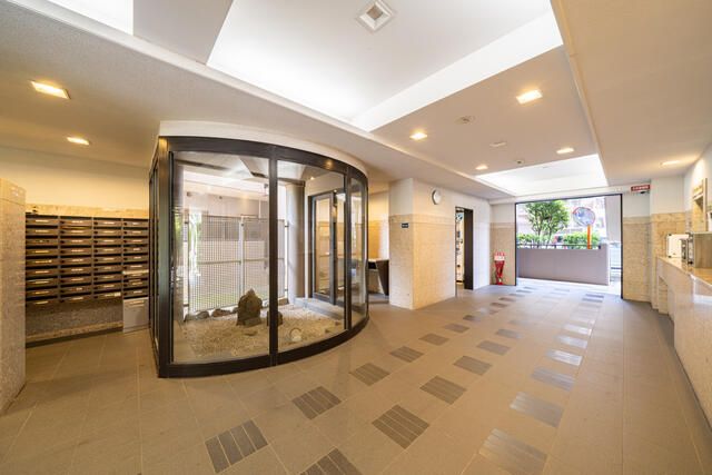 Renovated 2LDK Apartment with South View in Osaka Konohana Ward - Thumbnail 2