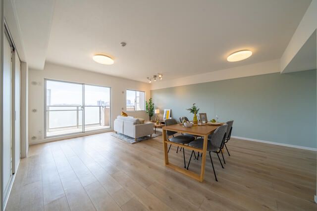 Renovated 2LDK Apartment with South View in Osaka Konohana Ward - Thumbnail 3