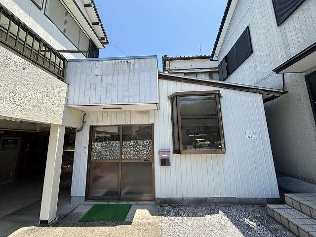 6DK Used Detached House on 104 Tsubo Lot in Kochi City - Thumbnail 2
