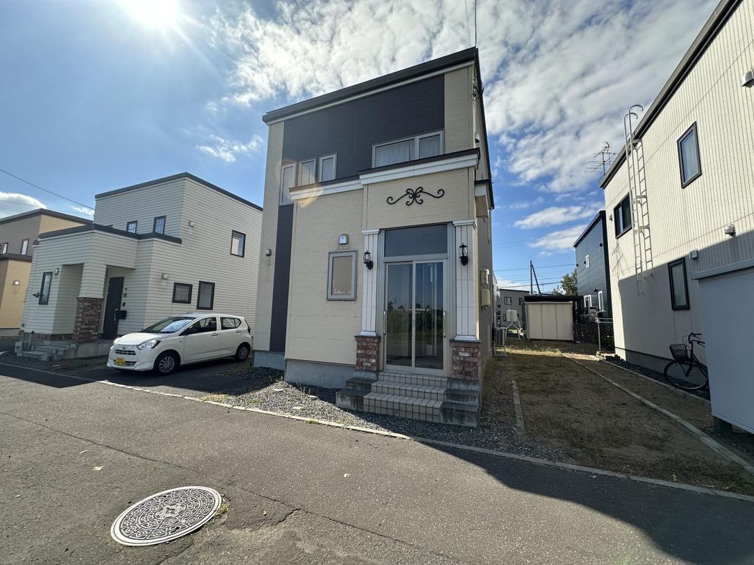 3LDK Modern House in Sapporo's Teine Ward with Garden & Parking - Thumbnail 3