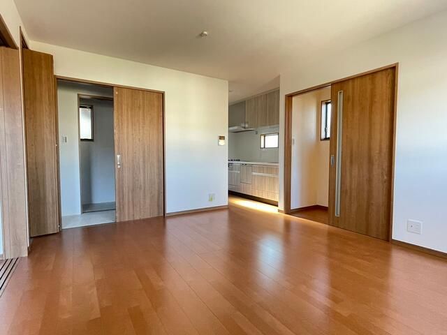 2022 Built Garage House for Sale in Tondabayashi, Osaka - Thumbnail 3
