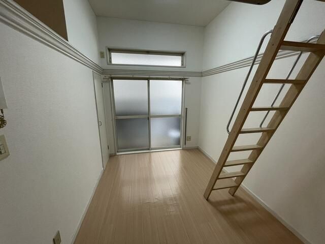 1K Apartment with Loft for Rent near Neyagawashi Station, Osaka - Thumbnail 2