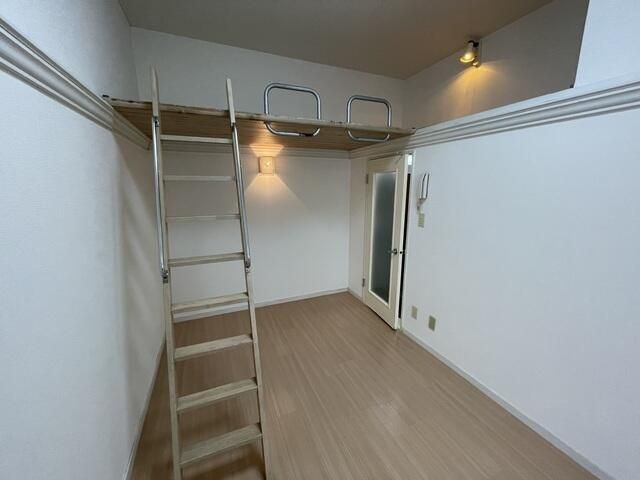 1K Apartment with Loft for Rent near Neyagawashi Station, Osaka - Thumbnail 3