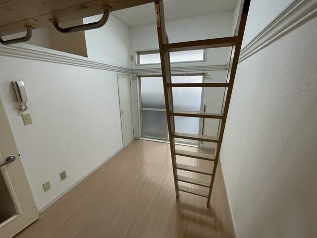 1K Apartment with Loft for Rent near Neyagawashi Station, Osaka - Thumbnail 4