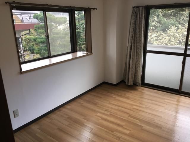 Sunny 1K Apartment in Takatsuki with Free Internet & Auto-lock - Thumbnail 2