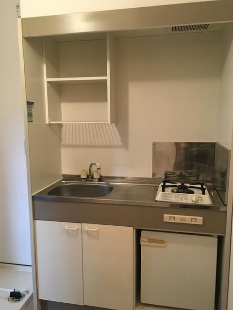 Sunny 1K Apartment in Takatsuki with Free Internet & Auto-lock - Thumbnail 4