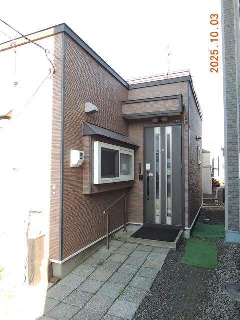1992 2LDK Single-Story House in Quiet Sapporo Neighborhood - Thumbnail 2