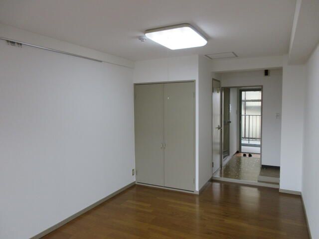 1K Apartment for Rent near Nozaki Station, Daito City, Osaka - Thumbnail 3
