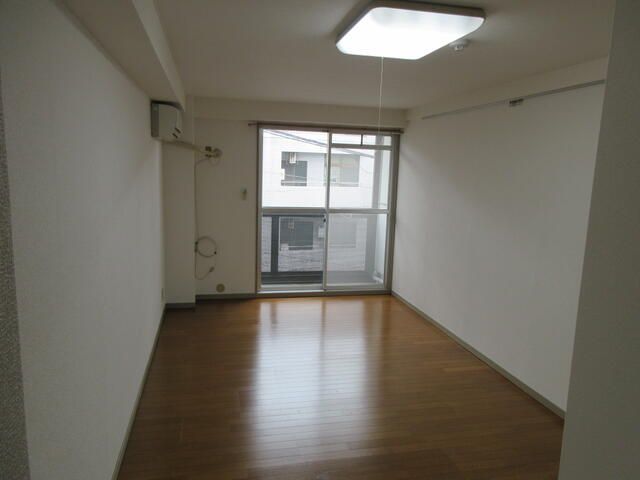 1K Apartment for Rent near Nozaki Station, Daito City, Osaka - Thumbnail 2