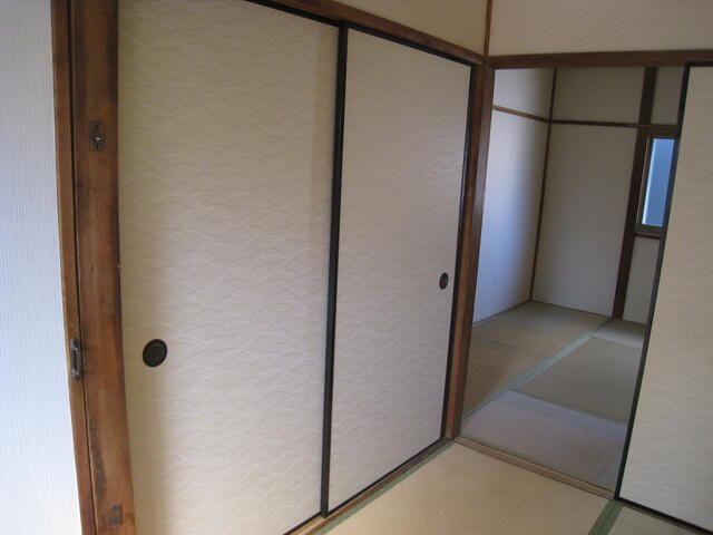 2K Apartment for Rent in Sakai, Osaka - 28,000 Yen - Thumbnail 2