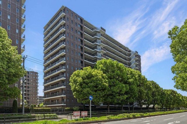 4LDK Top-Floor Apartment for Sale in Chiba New Town - Thumbnail 2