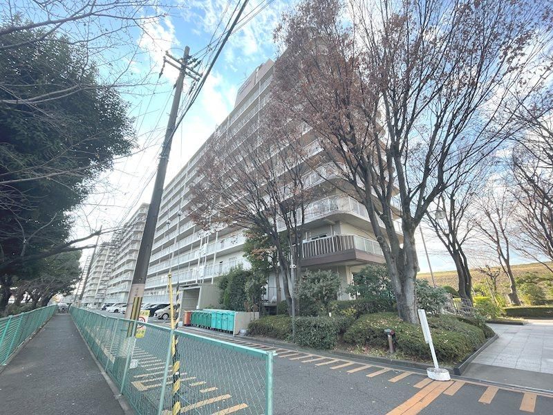 Renovated 3LDK Apartment in Hirakata, Osaka with River Views - Image 1