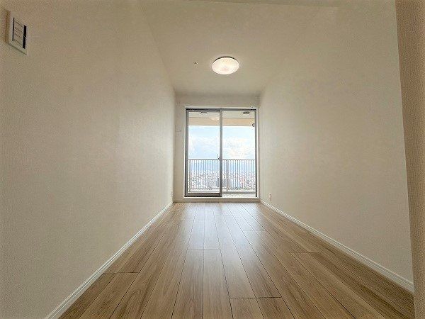 Renovated 2LDK Apartment in Momochihama, Fukuoka - Thumbnail 4