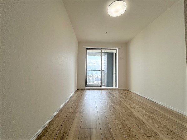 Renovated 2LDK Apartment in Momochihama, Fukuoka - Thumbnail 2
