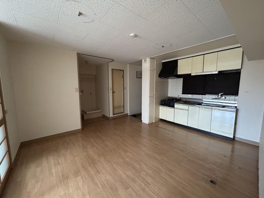 Renovated 3DK Apartment for Sale in Central Marugame, Kagawa - Thumbnail 3