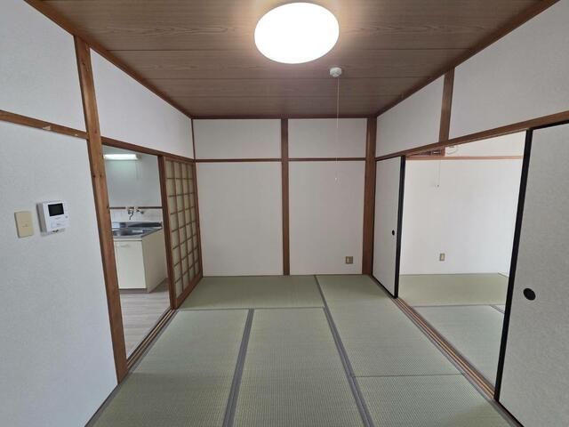 Terrace House for Rent in Toyonaka, Osaka - 2DK, Quiet Area - Thumbnail 2