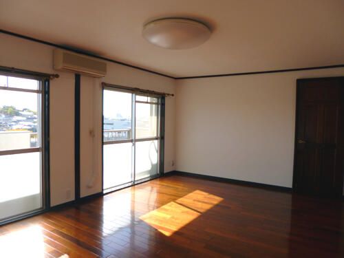Spacious 2LDK Apartment for Sale in Sakai, Osaka - Thumbnail 2