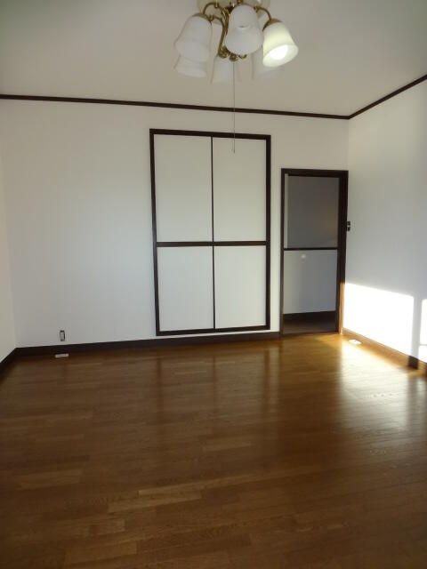 4LDK House for Sale in Kawasaki Miyamae-ku with Garage and Rental Income - Thumbnail 4