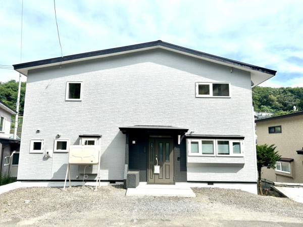 Renovated 3LDK House in Muroran with Parking for 6 Cars - Thumbnail 2