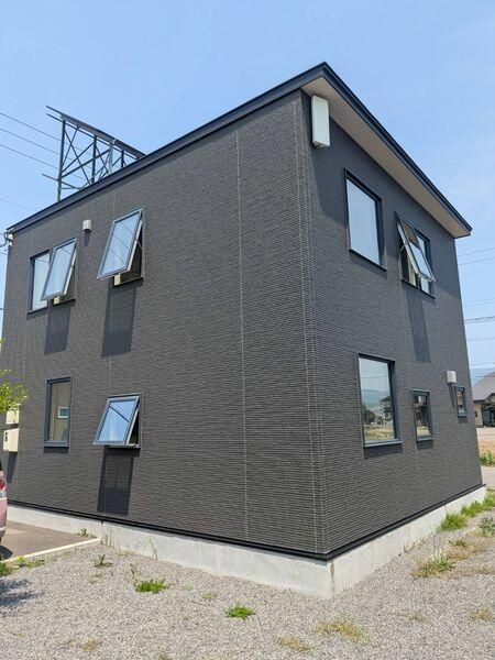 4LDK House with Double-Height Living Room in Hokuto, Hokkaido - Thumbnail 3