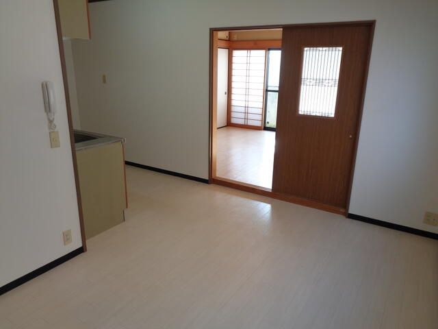 2LDK Apartment with Garden for Rent in Habikino, Osaka - Thumbnail 3