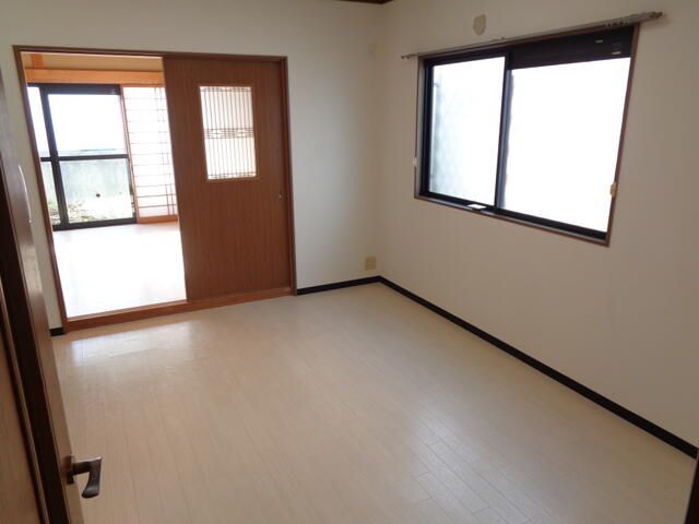 2LDK Apartment with Garden for Rent in Habikino, Osaka - Thumbnail 2