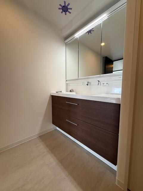 Baycrest Tower 2LDK Condo with Rainbow Bridge Views in Minato, Tokyo - Thumbnail 3